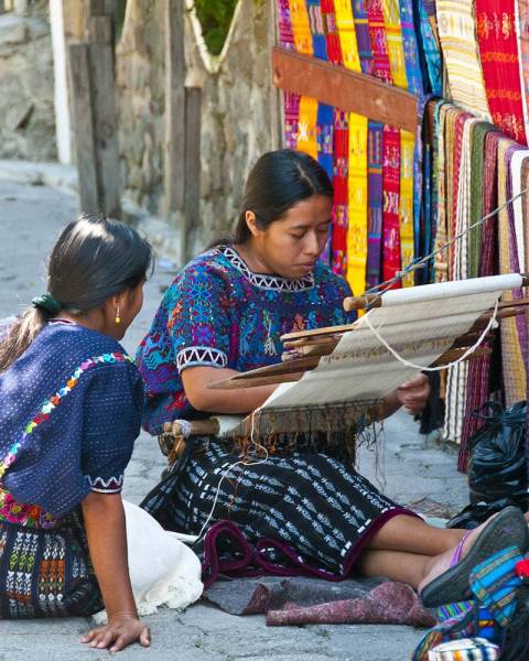 donna al telaio guatemala