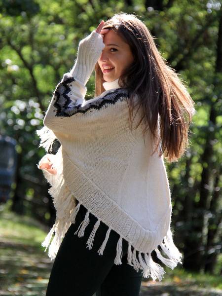 New Triangolo alpaca poncho with sleeves