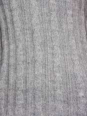 Close-up of the cable knit, 100% alpaca, light grey colour: handmade craftsmanship of the Zora model jumper.
